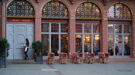 Eingangstür mit Rundbogen Oberlicht in Frankfurt am Main