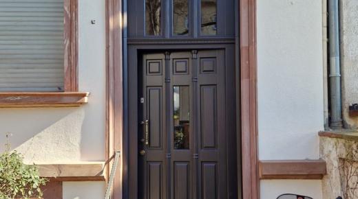 Holz-Haustür mit hohem Oberlicht in Frankfurt am Main