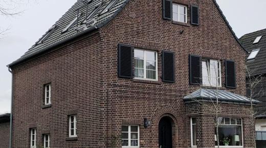 PaXretro68 aus Eukalyptus für ein Backsteingebäude in Düsseldorf