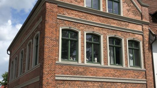 Paxretro68 aus Lärche für ein Eckhaus aus Backstein in Glückstadt