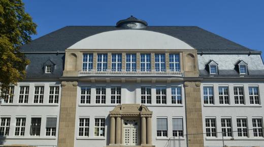 Jahrhundertwendeschule in Leverkusen mit PaXretro78 Fenstern aus Eukalyptus