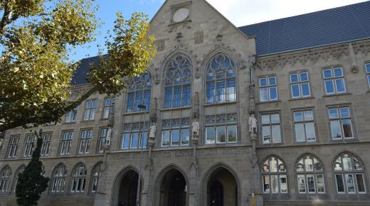 PaXretro78 Fenster aus Kiefer für Gründerzeitschule Hansa Gymnasium in Köln