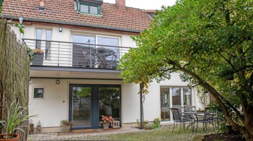 Holzhaustür mit großem Glasanteil in anthrazitgrau mit Seitenteil von PaX