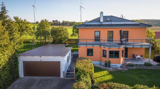 Neubau mit Walmdach und anthrazitgrauen Kunststoff-Aluminium-Fenstern von PaX