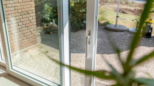 Hebeschiebetür aus Kunststoff sorgt für viel Tageslicht in Münsteraner Wohnhaus