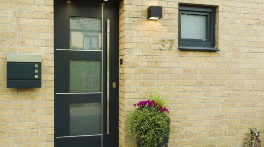 PaXentrée Aluminium Haustür dunkelgrau mit drei großen Lichtausschnitten und Fingerprint-Öffnung