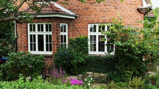 Vorgraten und Erker mit denkmalgerechten Sprossenfenstern von PaX in Hamburger Einfamilienhaus aus dem 20. Jahrhundert