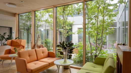Aufenthaltsraum im Bergischen Hospiz mit Holz-Aluminium-Fenstern und Blick auf Innenhof