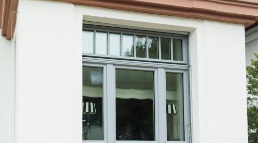 Dreiflügeliges graues Holzfenster mit Oberlicht