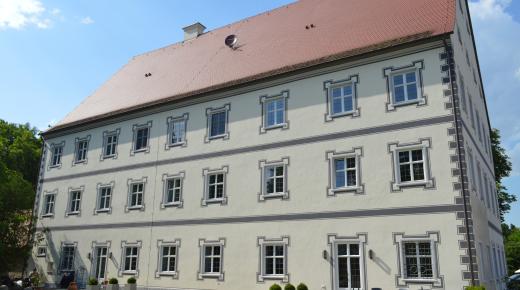 Schloss Denkmalschutz sanierte Fassade Holzfenster Fassadenmalerei 