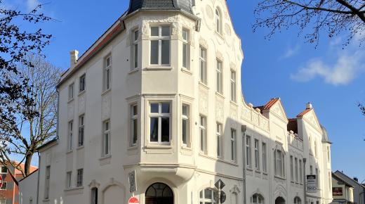sanierte Fassade historisches Gebäude Denkmalschutz Holzfenster 