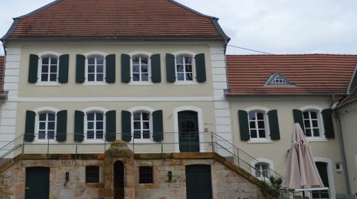 saniertes Schlossgebäude grüne Läden weisse Holzfenster Denkmalschutz 