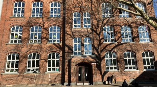 Schulgebäude Holzfenster Sprossenfenster Denkmalschutz