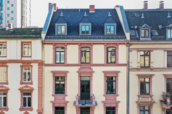 Altbau mit stilechten grünen Fenstern in Frankfurt am Main