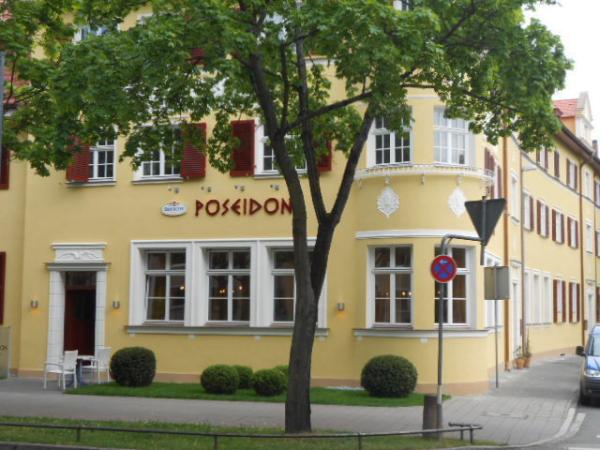 Siedlungsgebäude mit PaXretro58 Fenstern aus Eukalyptus in Erlangen 