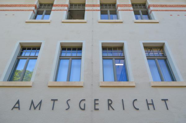 Denkmalgerechte Fenster PaXretro78 für Amtsgericht in Tübingen Schriftzug