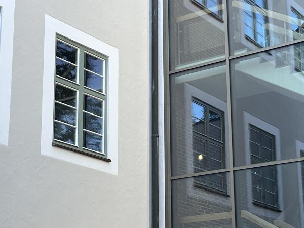 neues Holzfenster Isolierglasfenster Sprossenfenster Kreuzstockfenster moderne Glasfassade Treppenhausverglasung 