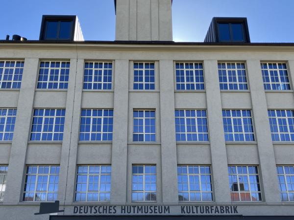 neue Holzfenster Isolierglasfenster Sprossenfenster Industriearchitektur Denkmalschutz 