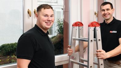 Zwei Monteure eines PaXpartner Unternehmens mit Leiter bei der Montage eines Fensters