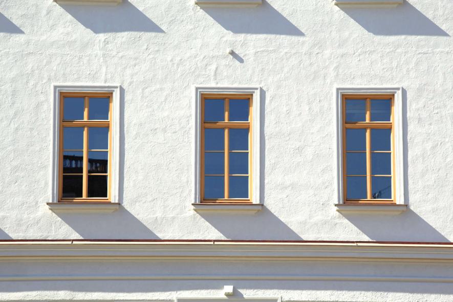 Drei Altbaufenster mit filigranen Sprossen