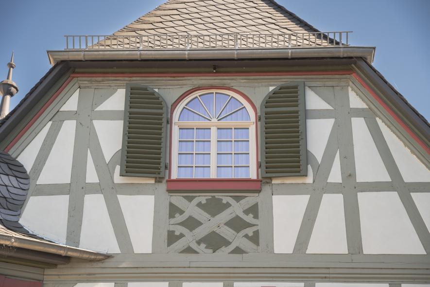 Rundbogenfenster an der Fachwerkfassade der Pension Grüner Baum in Oestrich-Winkel