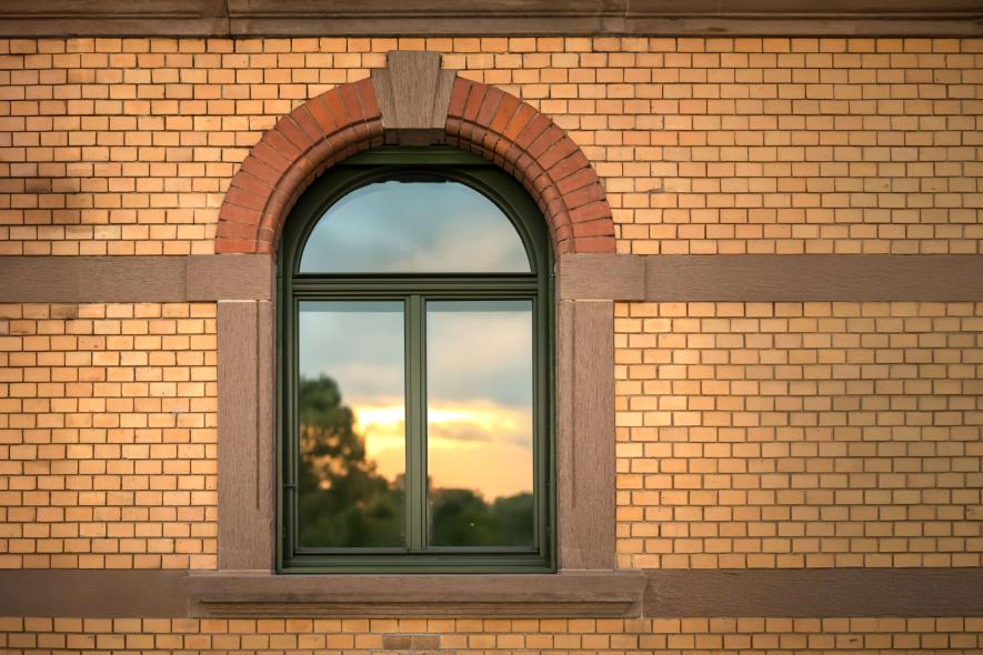 Altbaufenster mit Stichbogen in Korbbogenlaibung