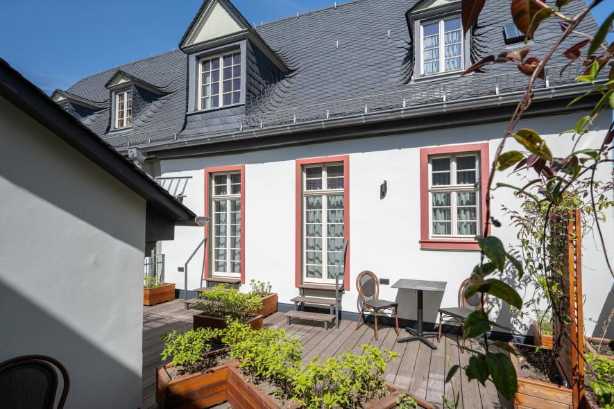 Zwei denkmalgerechte Balkontüren mit Sprossen ermöglichen den Zugang zum Balkon der Pension Grüner Baum