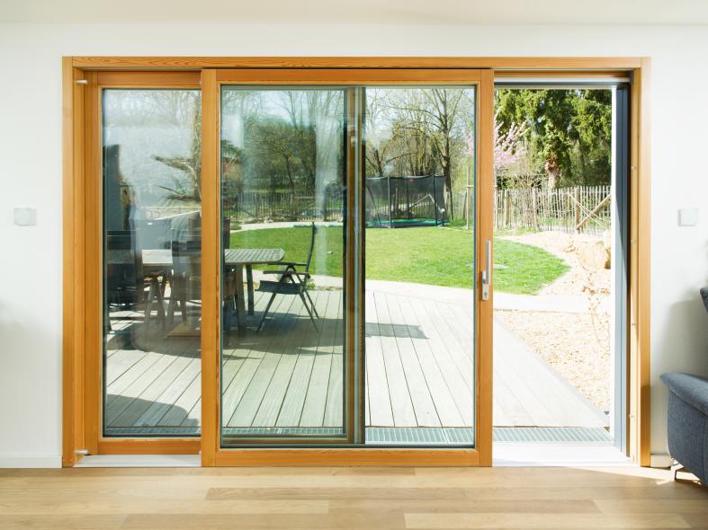 Hebe-Schiebe-Tür Holz-Alu halb geöffnet