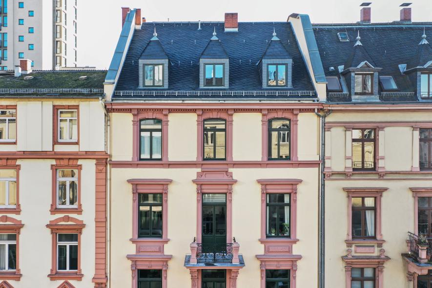 Altbau mit stilechten grünen Fenstern in Frankfurt am Main