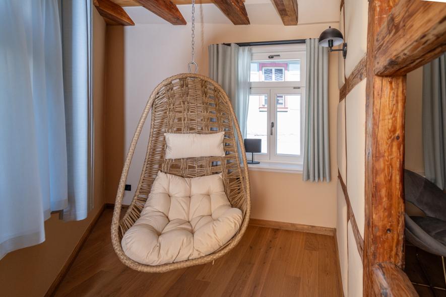 Schaukelsessel am Fenster in der Pension Grüner Baum in Oestrich-Winkel