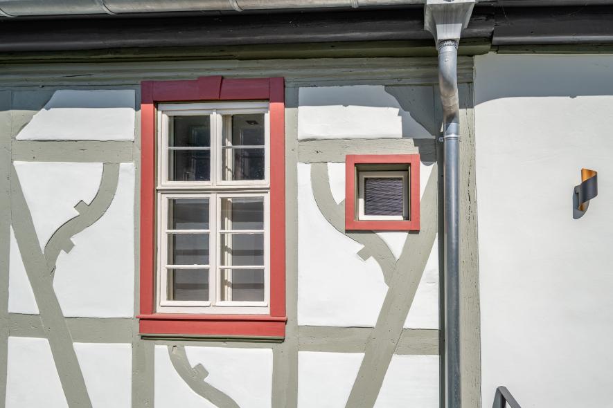Restauriertes Fenster mit Innenvorfenster an Fachwerkfassade Grüner Baum Oestrich-Winkel