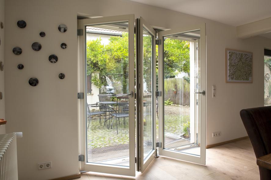 Falt-Schiebe-Tür zum Teil geöffnet