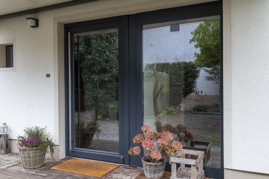 Haustür aus Glas in anthrazit