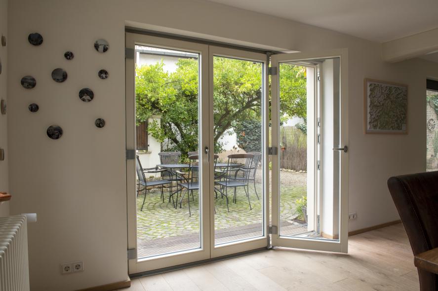 Falt-Schiebe-Tür ein Flügel geöffnet