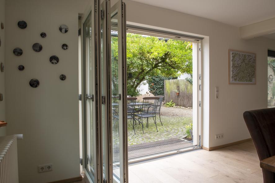 Falt-Schiebe-Tür seitlich geöffnet