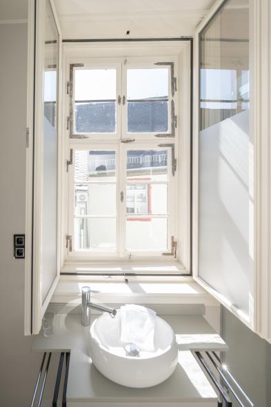 Restauriertes Fenster mit Innenvorfenster in einem Badezimmer der Pension Grüner Baum
