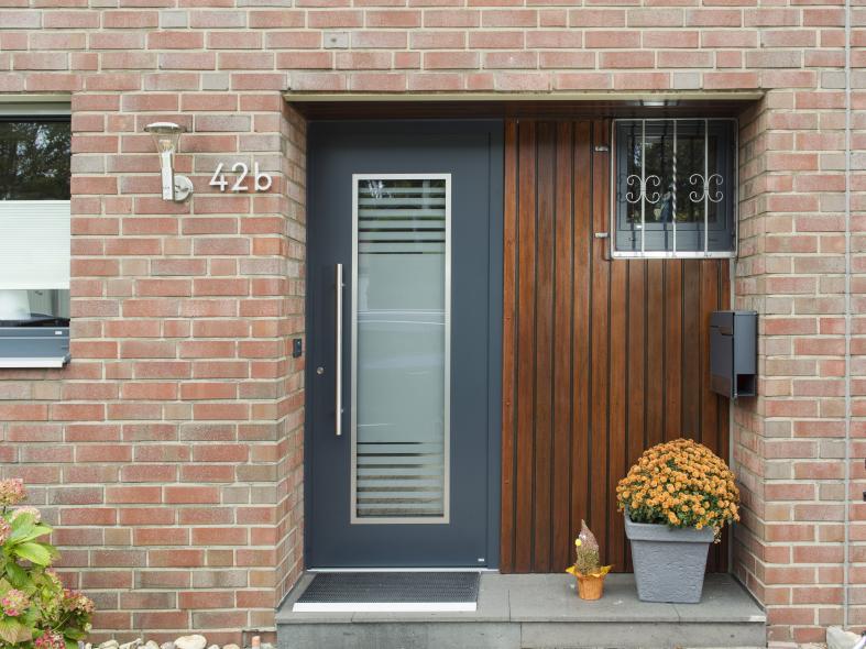 Aluminium Haustür anthrazit mit Glasausschnitt