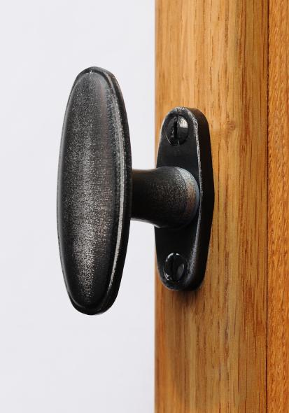 Schwarze Griffolive mit Abnutzungsspuren auf Fenster von PaX Classic