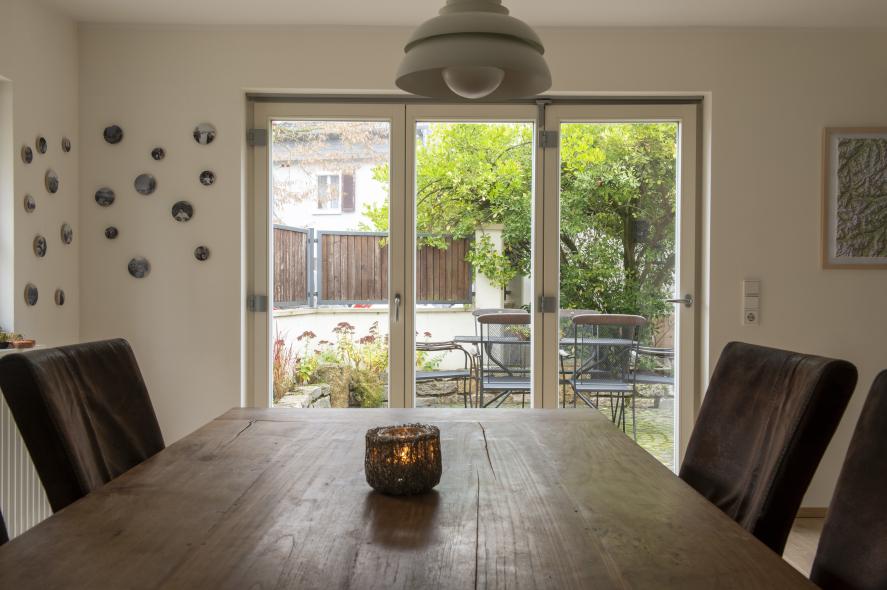 Viel Licht im Wohnraum mit Falt-Schiebe-Tür