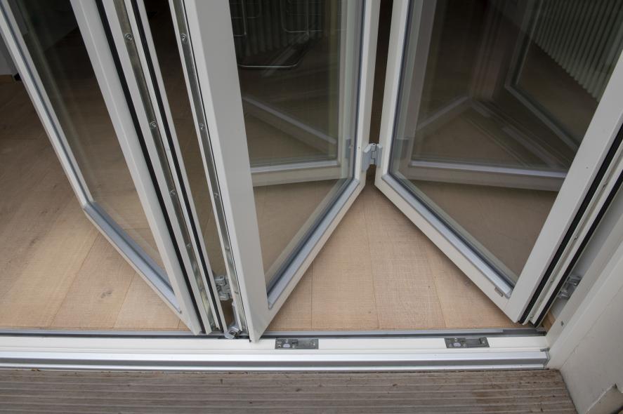 Falt-Schiebe-Tür in Führungssschiene