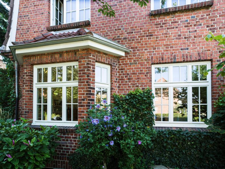 Holzfenster PaXcontur mit Sprossen für Klinker-Wohnhaus in Hamburg