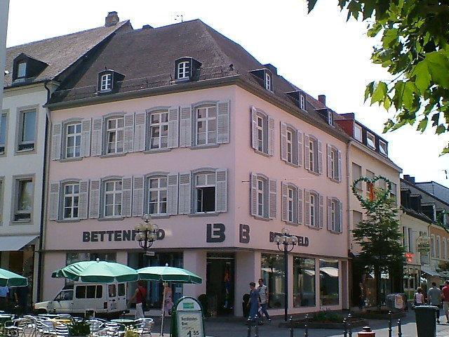 Barockes Eckgebäude mit PaXretro58 Fenstern in Saarlouis ausgestattet