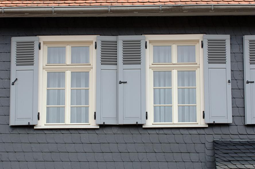 Barockes Fachwerkgebäude in Frankfurt Kalbach mit PaXretro58 Fenstern aus Meranti Nahaufnahme