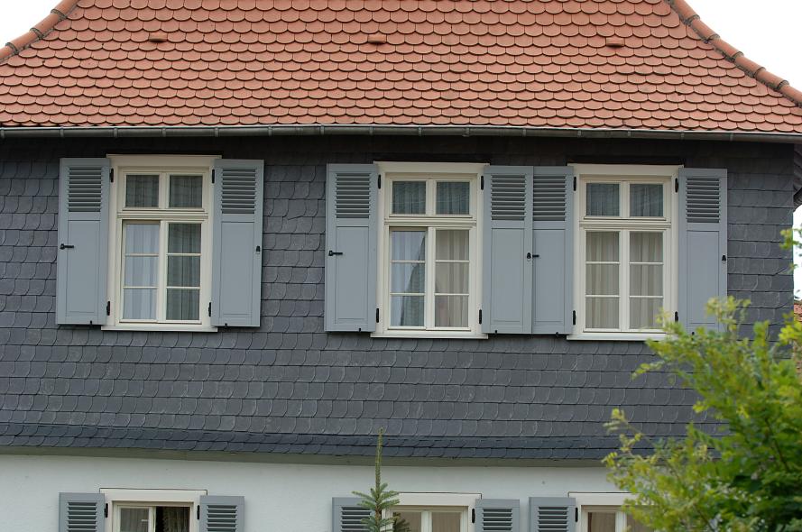 Barockes Fachwerkgebäude in Frankfurt Kalbach mit PaXretro58 Fenstern aus Meranti Obergeschoss