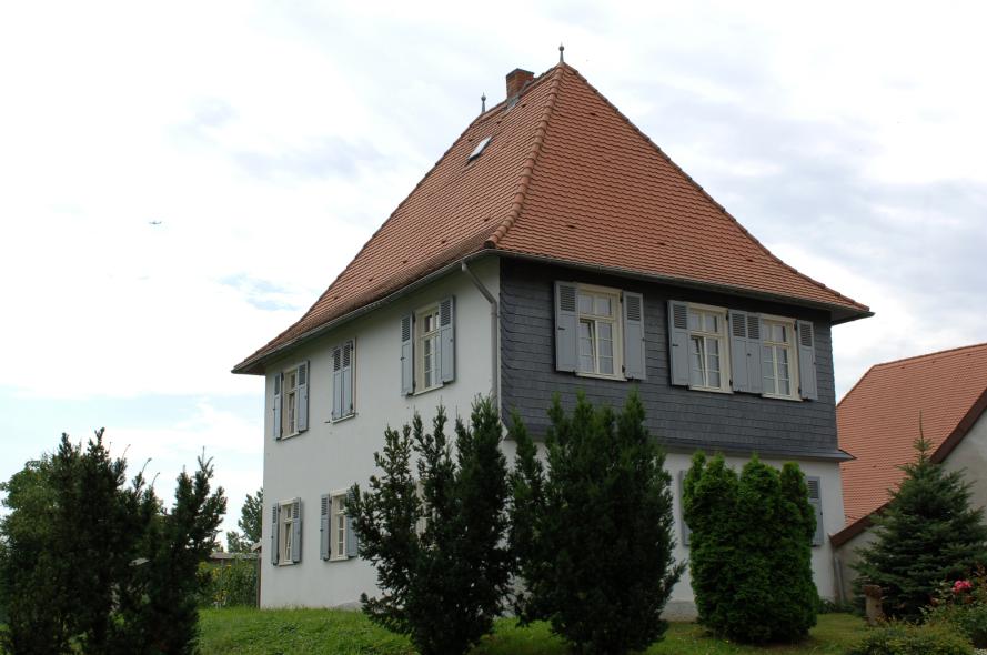 Barockes Fachwerkgebäude in Frankfurt Kalbach mit PaXretro58 Fenstern aus Meranti