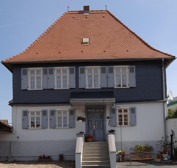 Barockes Fachwerkgebäude in Frankfurt Kalbach mit PaXretro58 Fenstern aus Meranti 