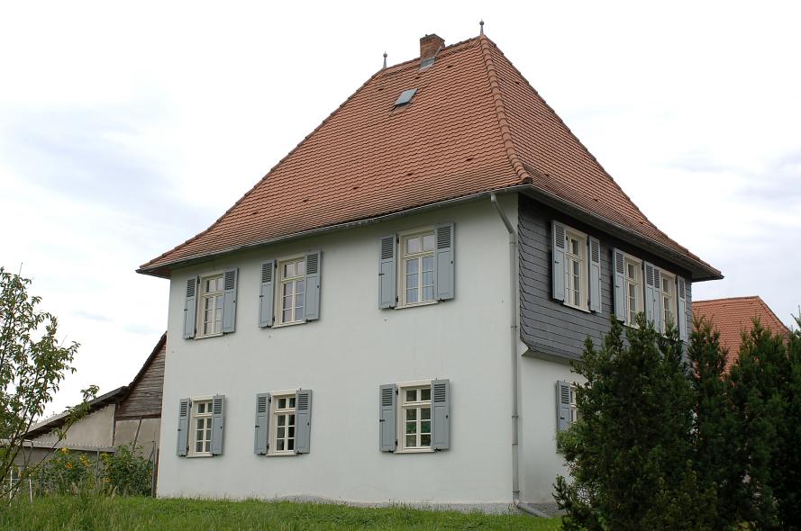 Barockes Fachwerkgebäude in Frankfurt Kalbach mit PaXretro58 Fenstern aus Meranti Rückseite