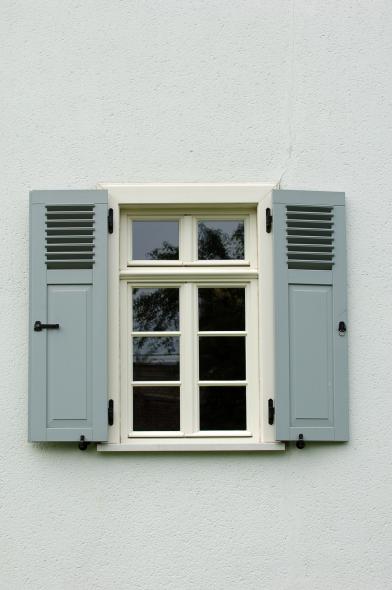 Barockes Fachwerkgebäude in Frankfurt Kalbach mit PaXretro58 Fenstern aus Meranti Nahaufnahme