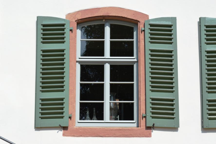 Neue PaXpur58 Holzfenster für das Bassenheimer Palais in Oberreifenberg Nahaufnahme