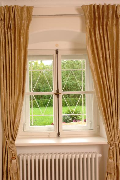 PaX-Kastenfenster aus Eiche für ein Bauernhaus in Bernau mit Vorhang